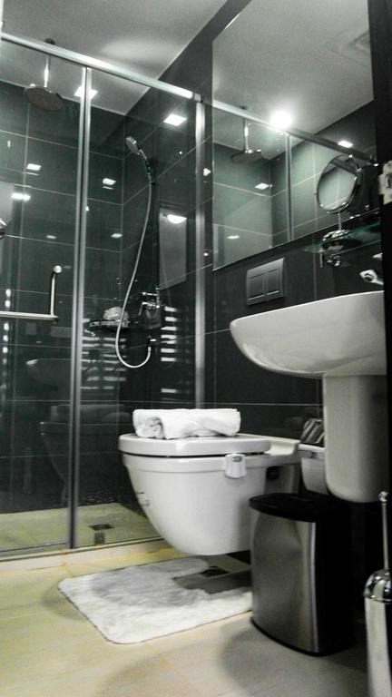 Modern Luxury Lower Penthouse Unit Manila Exterior photo
